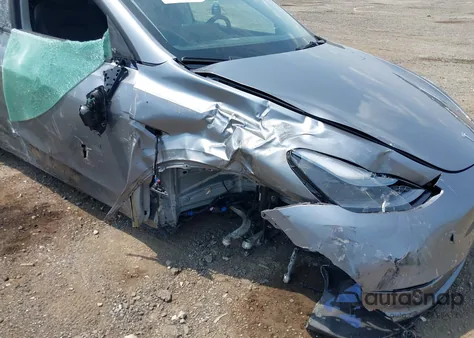 2025 Tesla Model Y Long Range Dual Motor All-Wheel Drive z USA, uszkodzony, nr VIN 7SAYGDEEXSF291365